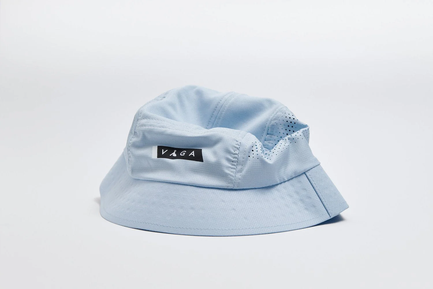 VÅGA Feather Bucket Hat – Pastel Blue / Black